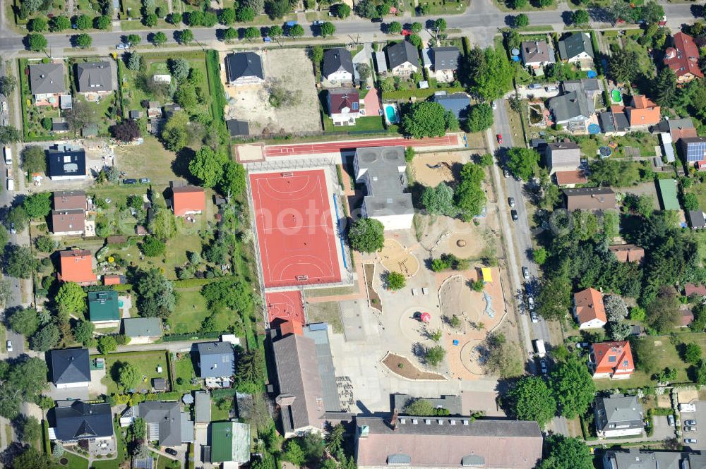 Berlin Kaulsdorf from the bird's eye view: Einfamilienhaus- Wohngegend an der Ulmenschule im Bereich der Bergedorfer Straße / Ulmenstraße in 12621 BERLIN Kaulsdorf-Süd. Single family house residential area at the Bergedorfer road in 12621 BERLIN Kaulsdorf south.