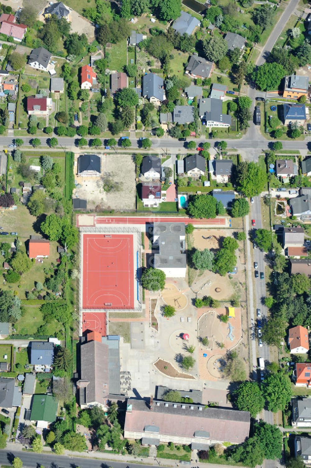 Aerial image Berlin Kaulsdorf - Einfamilienhaus- Wohngegend an der Ulmenschule im Bereich der Bergedorfer Straße / Ulmenstraße in 12621 BERLIN Kaulsdorf-Süd. Single family house residential area at the Bergedorfer road in 12621 BERLIN Kaulsdorf south.