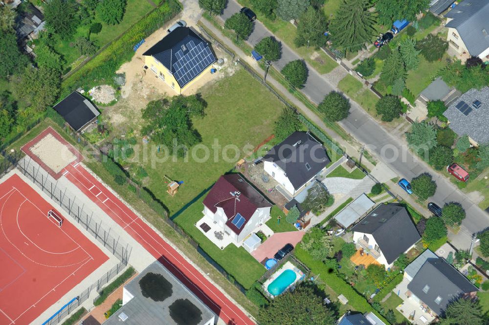 Aerial photograph Berlin Kaulsdorf - .2011 Einfamilienhaus- Wohngegend an der Bergedorfer Straße in 12621 BERLIN Kaulsdorf-Süd. Single family house residential area at the Bergedorfer road in 12621 BERLIN Kaulsdorf south.