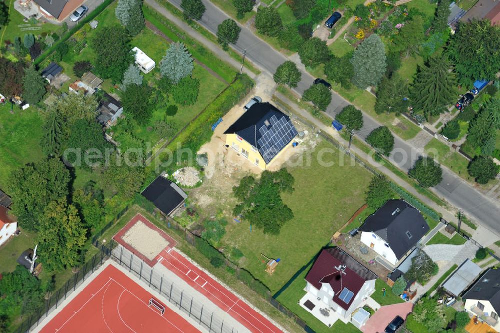 Berlin Kaulsdorf from above - .2011 Einfamilienhaus- Wohngegend an der Bergedorfer Straße in 12621 BERLIN Kaulsdorf-Süd. Single family house residential area at the Bergedorfer road in 12621 BERLIN Kaulsdorf south.