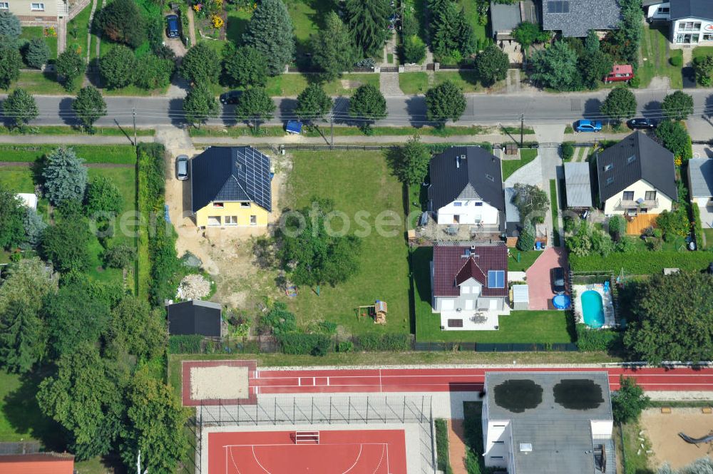 Berlin Kaulsdorf from the bird's eye view: .2011 Einfamilienhaus- Wohngegend an der Bergedorfer Straße in 12621 BERLIN Kaulsdorf-Süd. Single family house residential area at the Bergedorfer road in 12621 BERLIN Kaulsdorf south.