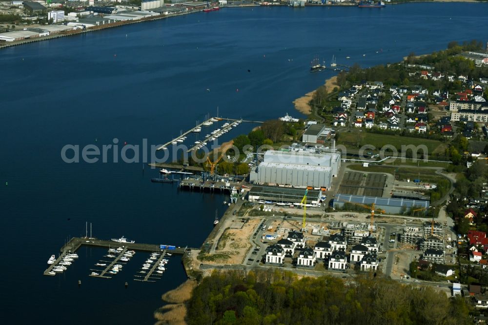 Rostock from above - Construction sites for new construction residential area of detached housing estate on Gehlsdorfer Warnowufer in Rostock in the state Mecklenburg - Western Pomerania, Germany