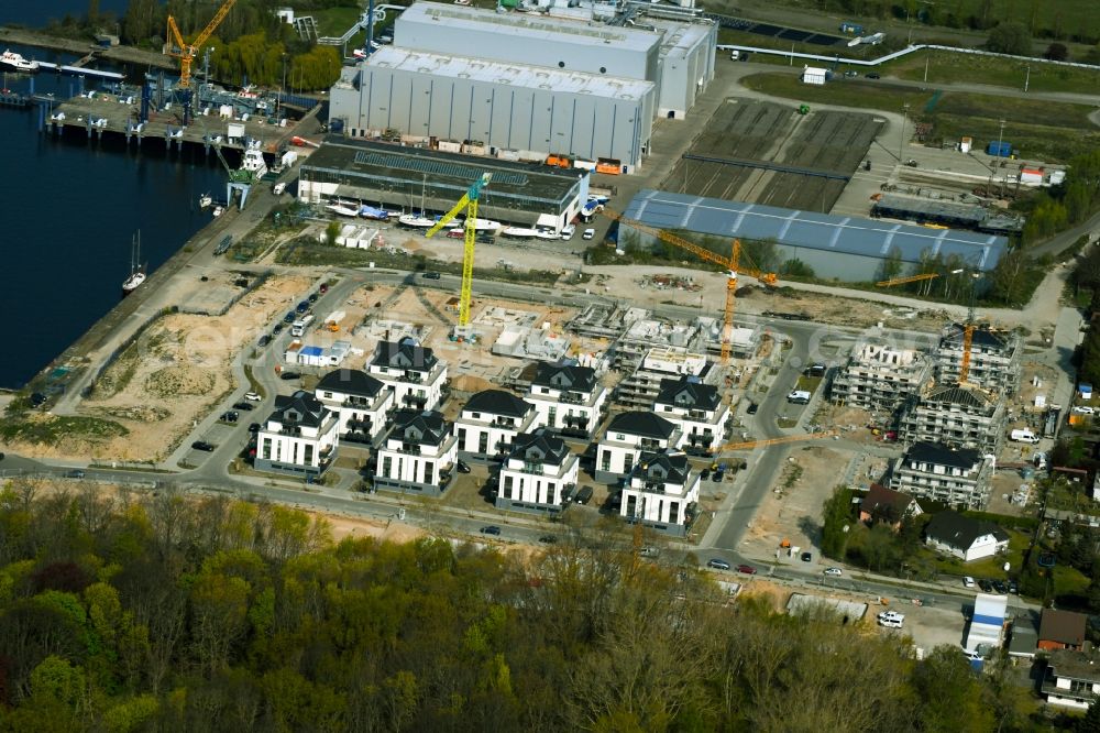 Aerial image Rostock - Construction sites for new construction residential area of detached housing estate on Gehlsdorfer Warnowufer in Rostock in the state Mecklenburg - Western Pomerania, Germany