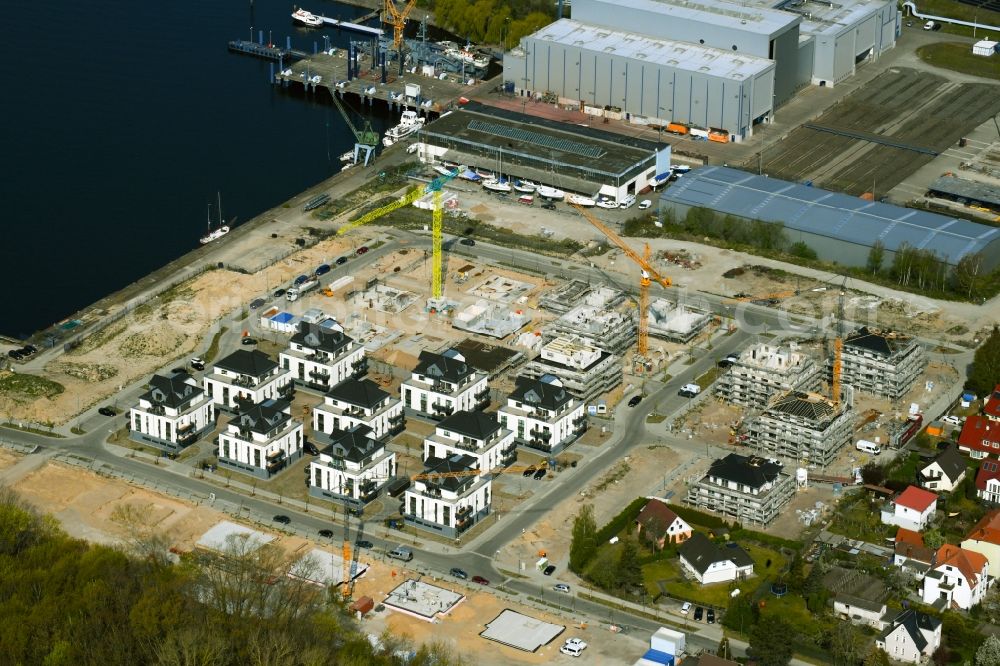 Aerial photograph Rostock - Construction sites for new construction residential area of detached housing estate on Gehlsdorfer Warnowufer in Rostock in the state Mecklenburg - Western Pomerania, Germany