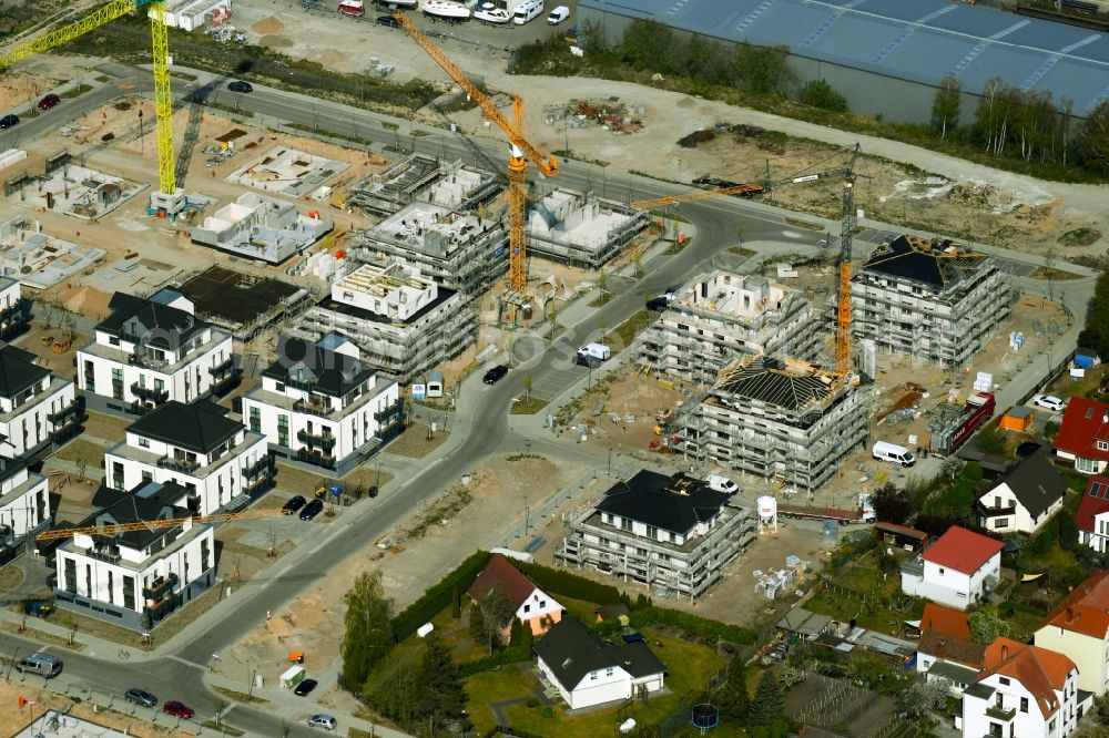 Rostock from above - Construction sites for new construction residential area of detached housing estate on Gehlsdorfer Warnowufer in Rostock in the state Mecklenburg - Western Pomerania, Germany