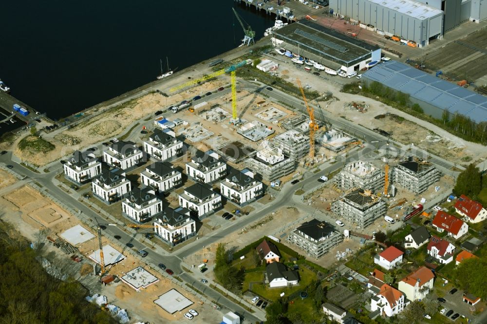 Rostock from the bird's eye view: Construction sites for new construction residential area of detached housing estate on Gehlsdorfer Warnowufer in Rostock in the state Mecklenburg - Western Pomerania, Germany