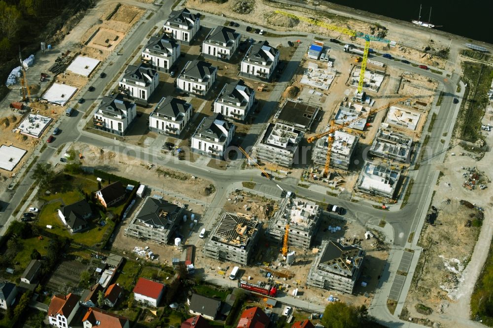 Rostock from above - Construction sites for new construction residential area of detached housing estate on Gehlsdorfer Warnowufer in Rostock in the state Mecklenburg - Western Pomerania, Germany