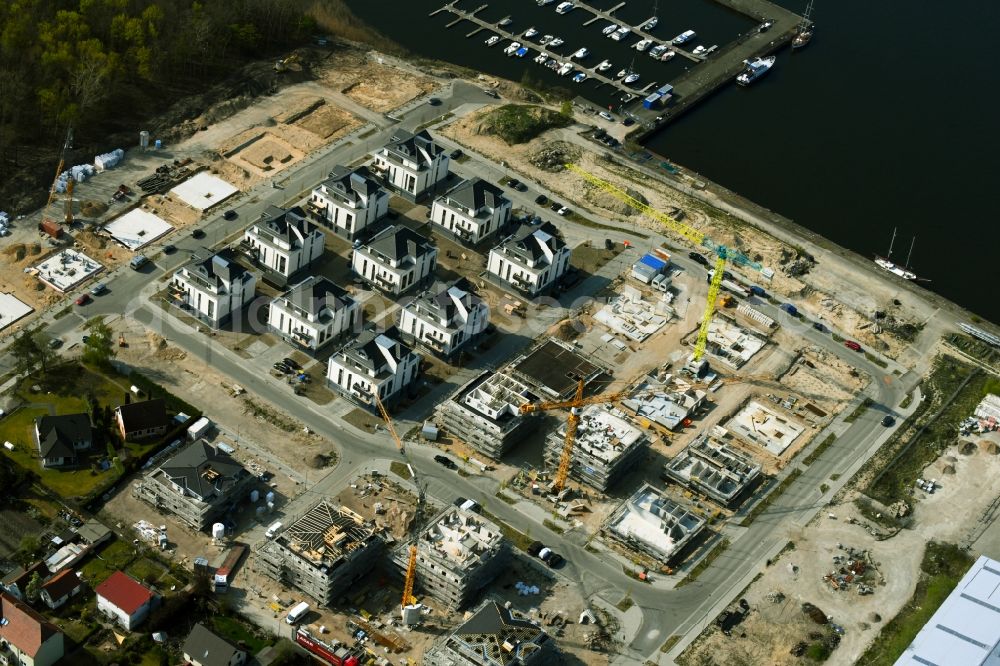 Rostock from the bird's eye view: Construction sites for new construction residential area of detached housing estate on Gehlsdorfer Warnowufer in Rostock in the state Mecklenburg - Western Pomerania, Germany