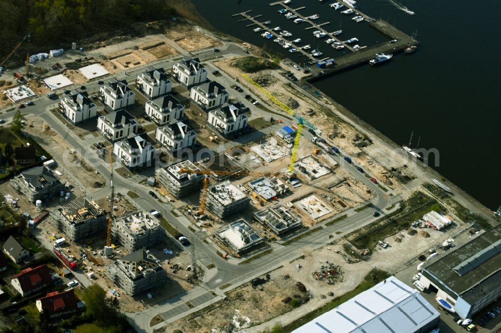 Aerial image Rostock - Construction sites for new construction residential area of detached housing estate on Gehlsdorfer Warnowufer in Rostock in the state Mecklenburg - Western Pomerania, Germany