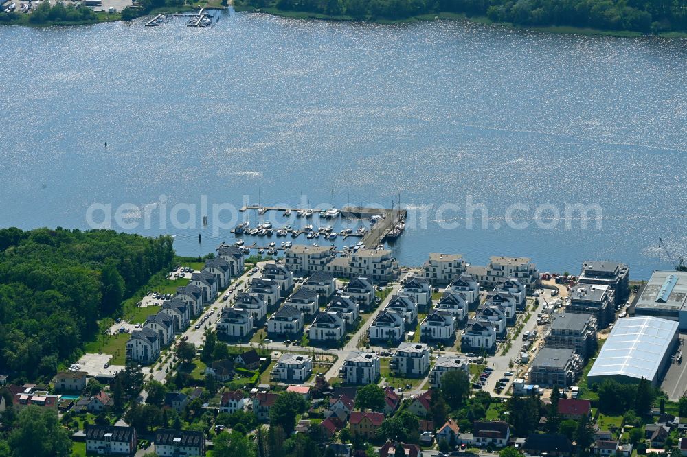 Rostock from the bird's eye view: New residential area of a single-family house settlement on the Gehlsdorfer Warnowufer on street Heinrich-Bauer-Weg in Rostock in the federal state of Mecklenburg-Vorpommern, Germany