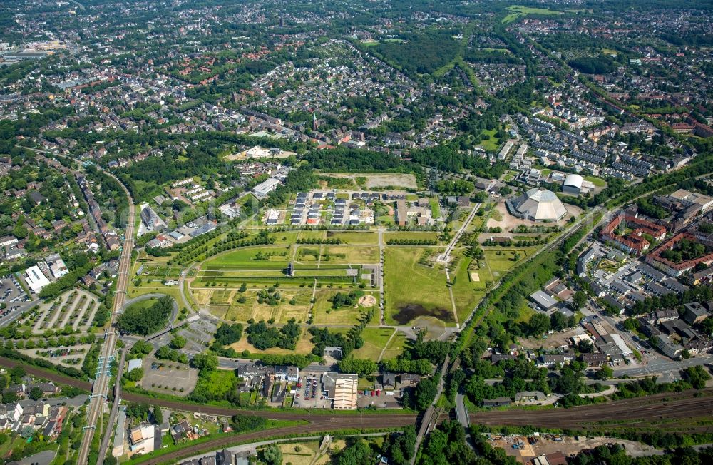 Aerial photograph Oberhausen - Park area OLGA-Park in the Osterfeld part of Oberhausen in the state of North Rhine-Westphalia. Single-family settlement in Olga Wohnpark on Vestische Strasse with Garten Dom GmbH and Seniorenresidenz am OLGA-Park in the Osterfeld district of Oberhausen, Germany