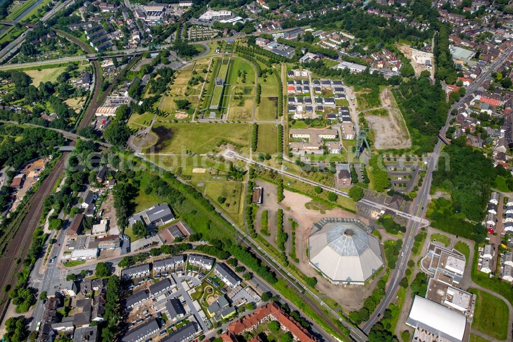 Oberhausen from the bird's eye view: Park area OLGA-Park in the Osterfeld part of Oberhausen in the state of North Rhine-Westphalia. Single-family settlement in Olga Wohnpark on Vestische Strasse with Garten Dom GmbH and Seniorenresidenz am OLGA-Park in the Osterfeld district of Oberhausen, Germany