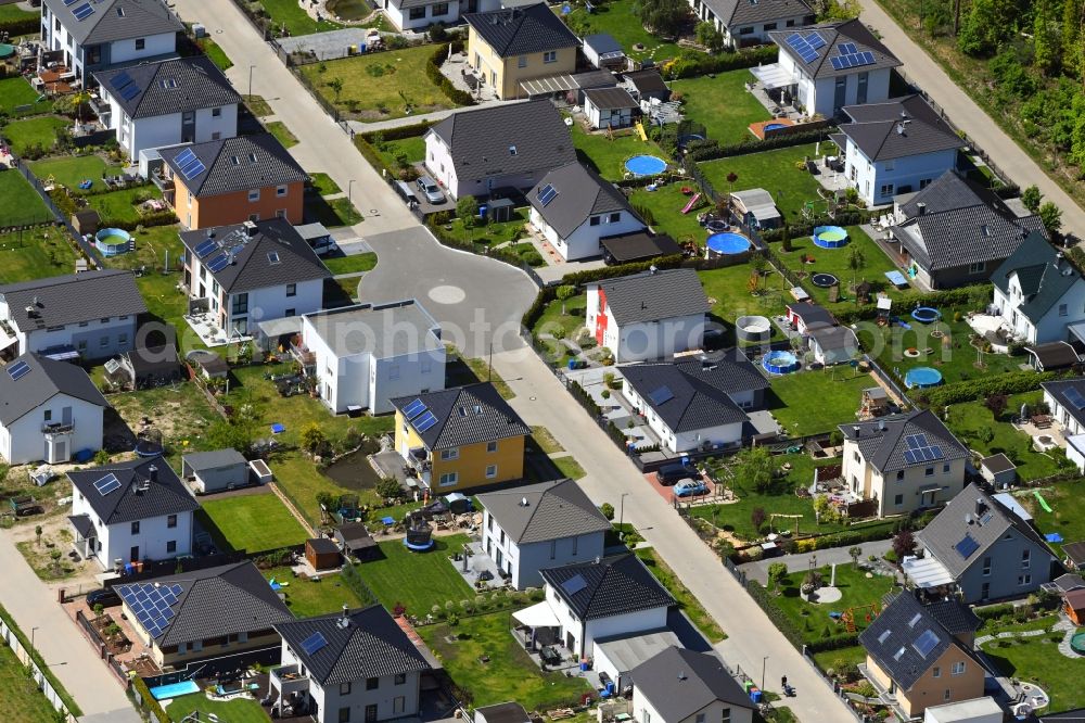 Aerial photograph Hoppegarten - Residential area of detached housing estate Am Winterquartier in the district Dahlwitz-Hoppegarten in Hoppegarten in the state Brandenburg