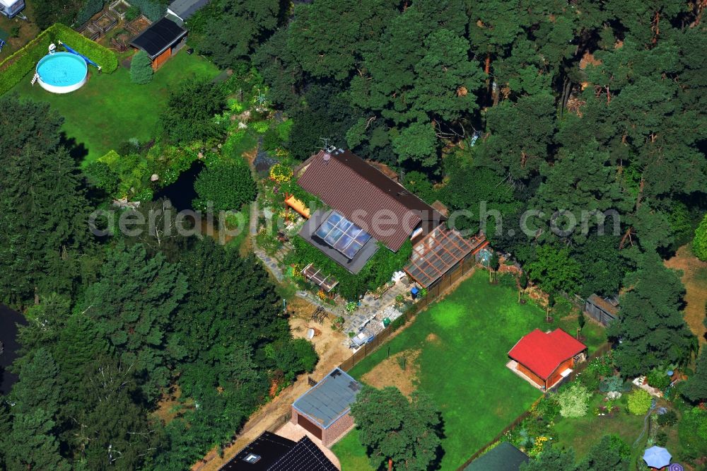 Aerial photograph Berlin - Einfamilienhaus - Wohngebiet an der Duchrother Straße in Berlin Müggelheim