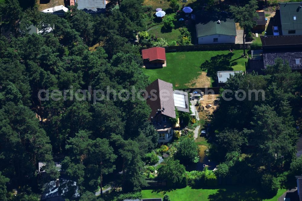 Berlin from above - Einfamilienhaus - Wohngebiet an der Duchrother Straße in Berlin Müggelheim