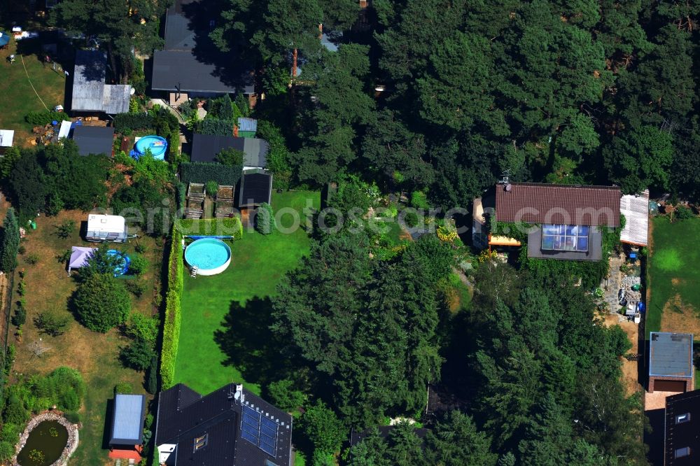 Aerial photograph Berlin - Einfamilienhaus - Wohngebiet an der Duchrother Straße in Berlin Müggelheim