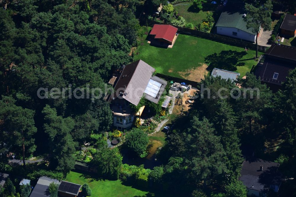 Berlin from the bird's eye view: Einfamilienhaus - Wohngebiet an der Duchrother Straße in Berlin Müggelheim