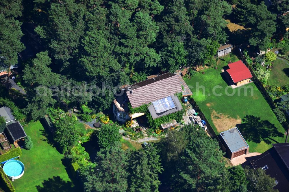 Aerial image Berlin - Einfamilienhaus - Wohngebiet an der Duchrother Straße in Berlin Müggelheim