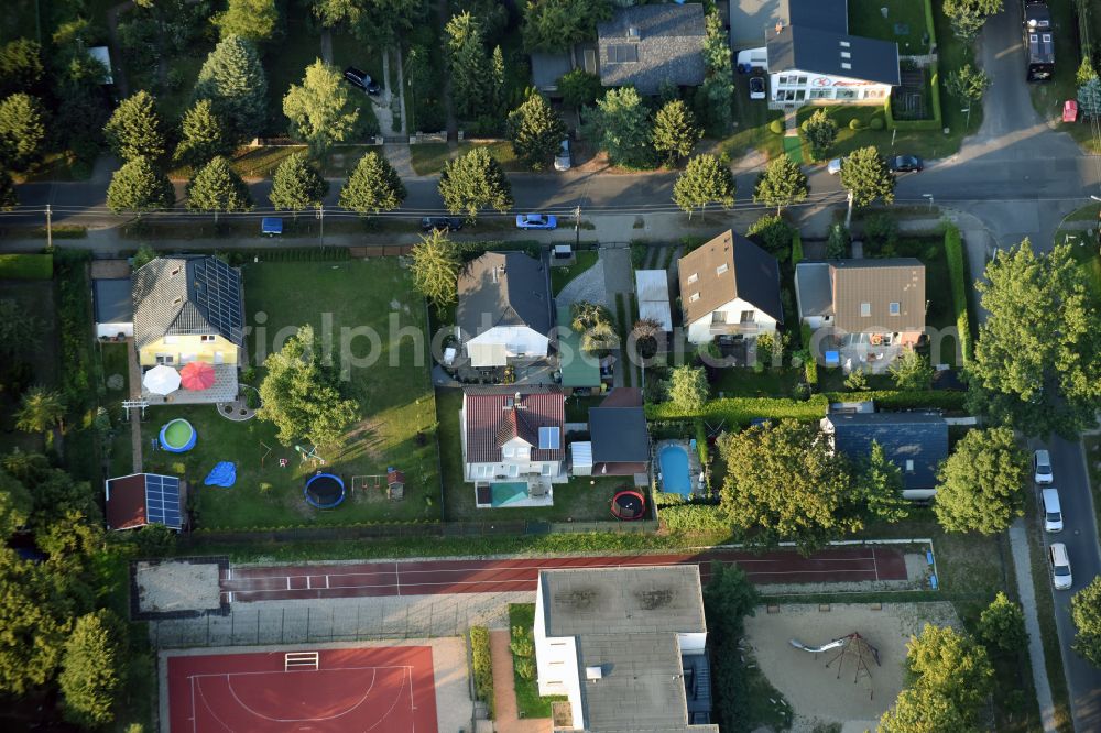 Aerial photograph Berlin - Family house - settlement along the Bergedorfer Strasse in the district Kaulsdorf in Berlin, Germany