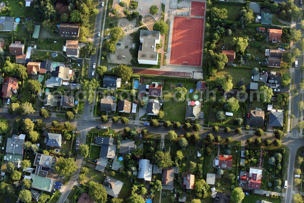 Aerial image Berlin - Family house - settlement along the Bergedorfer Strasse in the district Kaulsdorf in Berlin, Germany