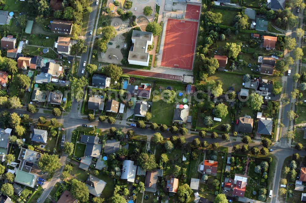 Aerial photograph Berlin - Family house - settlement along the Bergedorfer Strasse in the district Kaulsdorf in Berlin, Germany