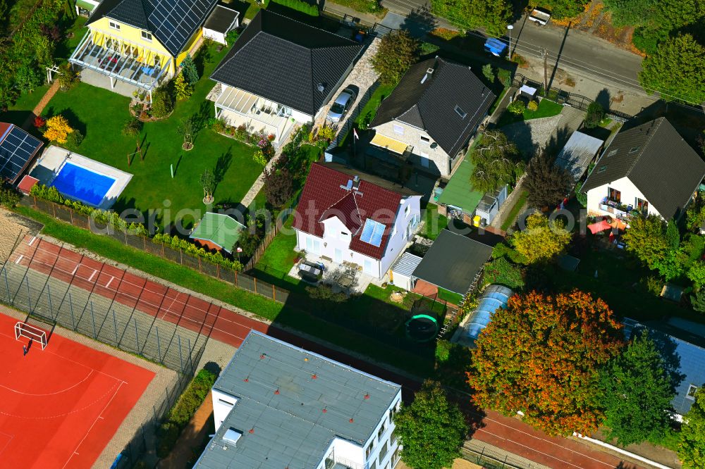 Aerial photograph Berlin - Family house - settlement along the Bergedorfer Strasse in the district Kaulsdorf in Berlin, Germany