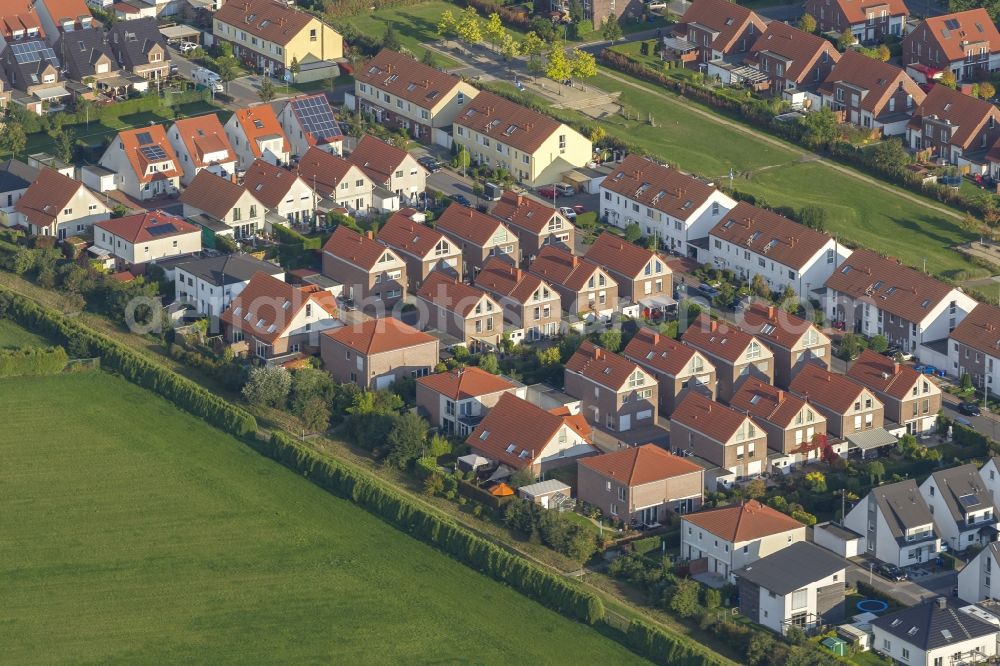 Gladbeck from the bird's eye view: Structures in a residential area with new houses on Berliner Strasse in Gladbeck in North Rhine-Westphalia