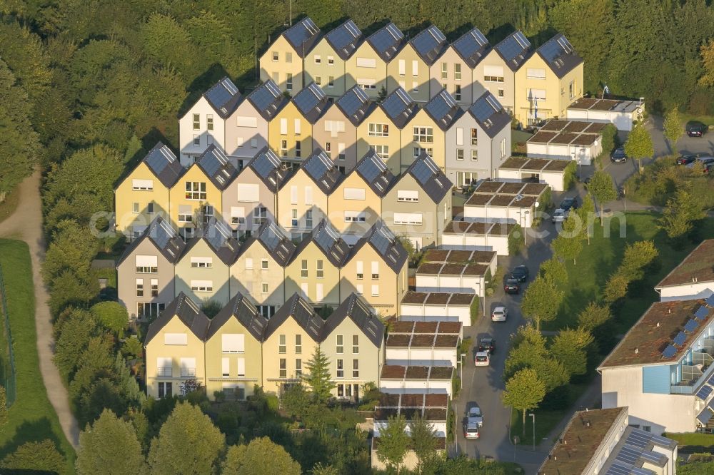 Gelsenkirchen from the bird's eye view: Structures in a residential area with new houses in Gelsenkirchen in North Rhine-Westphalia