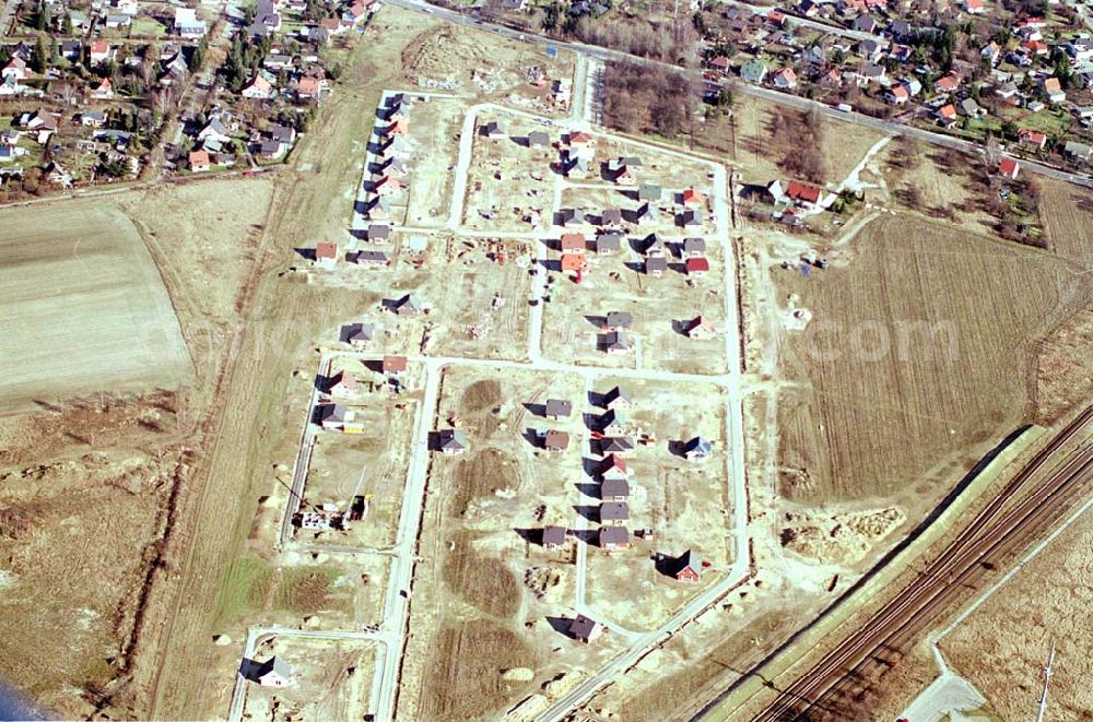 Aerial photograph Hoppegarten / BRB - Einfamilienhausneubau nördlich der S-Bahnlinie am Gewerbegebiet Hoppegarten / BRB