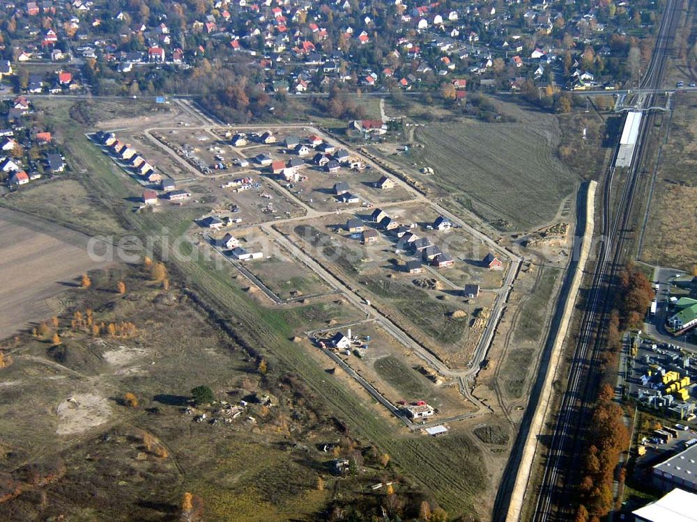 Aerial photograph Hoppegarten / Brandenburg - Einfamilienhausneubau nördlich der S-Bahnlinie am Gewerbegebiet Hoppegarten / BRB / Birkenstein