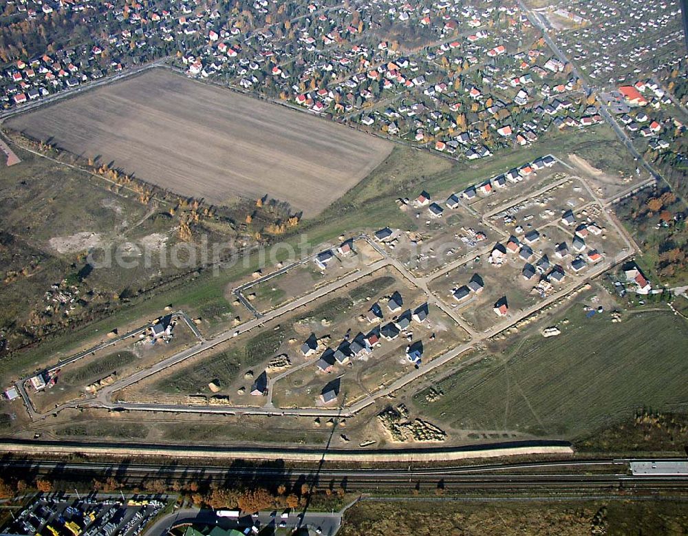 Hoppegarten / Brandenburg from the bird's eye view: Einfamilienhausneubau nördlich der S-Bahnlinie am Gewerbegebiet Hoppegarten / BRB / Birkenstein