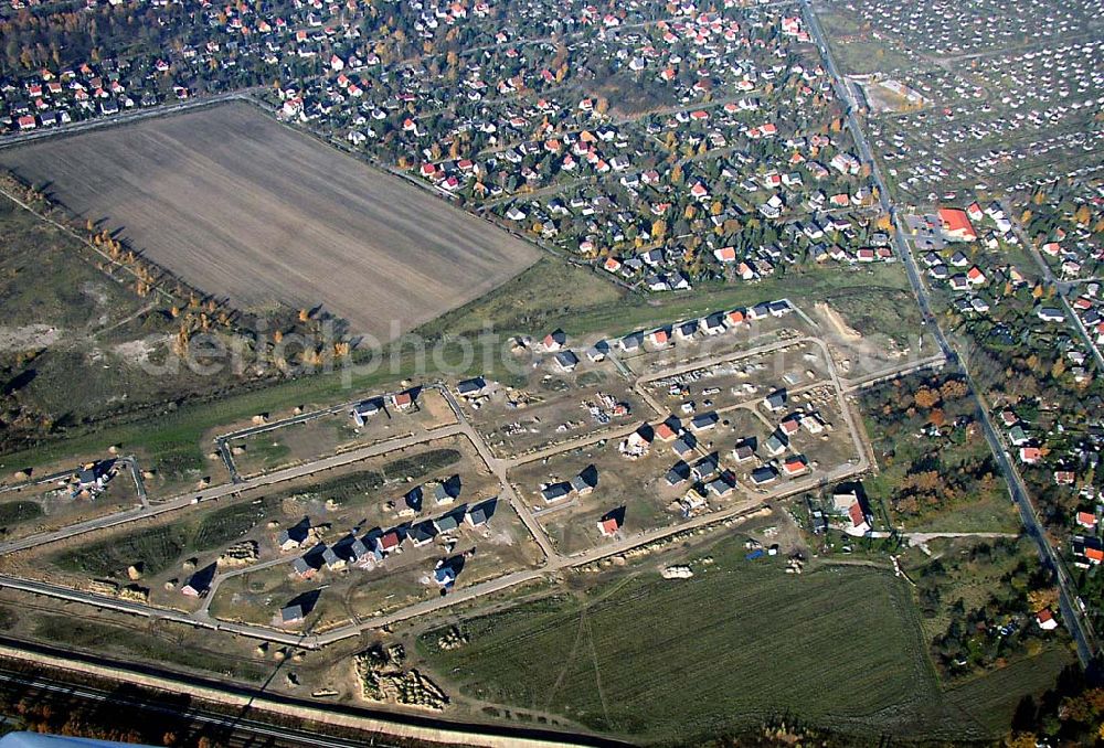 Aerial image Hoppegarten / Brandenburg - Einfamilienhausneubau nördlich der S-Bahnlinie am Gewerbegebiet Hoppegarten / BRB / Birkenstein