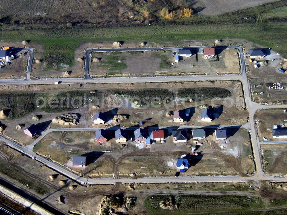 Aerial photograph Hoppegarten / Brandenburg - Einfamilienhausneubau nördlich der S-Bahnlinie am Gewerbegebiet Hoppegarten / BRB / Birkenstein