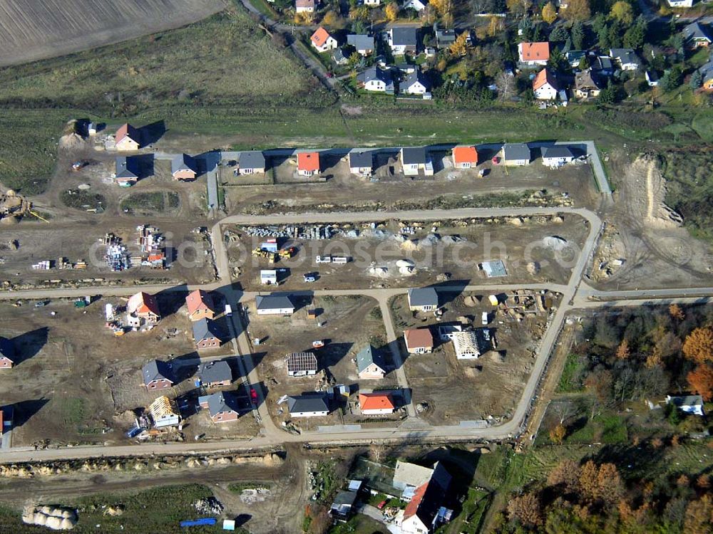 Hoppegarten / Brandenburg from the bird's eye view: Einfamilienhausneubau nördlich der S-Bahnlinie am Gewerbegebiet Hoppegarten / BRB / Birkenstein