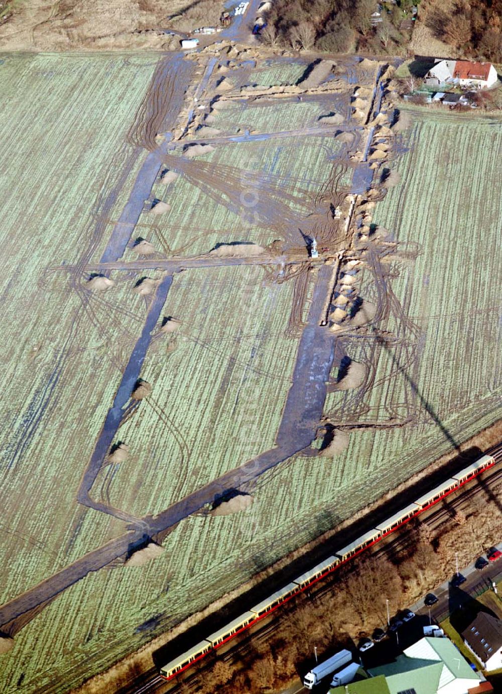 Aerial photograph Hoppegarten - Einfamilienhausneubau nördlich der S-Bahnlinie am Gewerbegebiet Hoppegarten / BRB / Birkenstein Ausführende Baufirmen H+H Expan GmbH