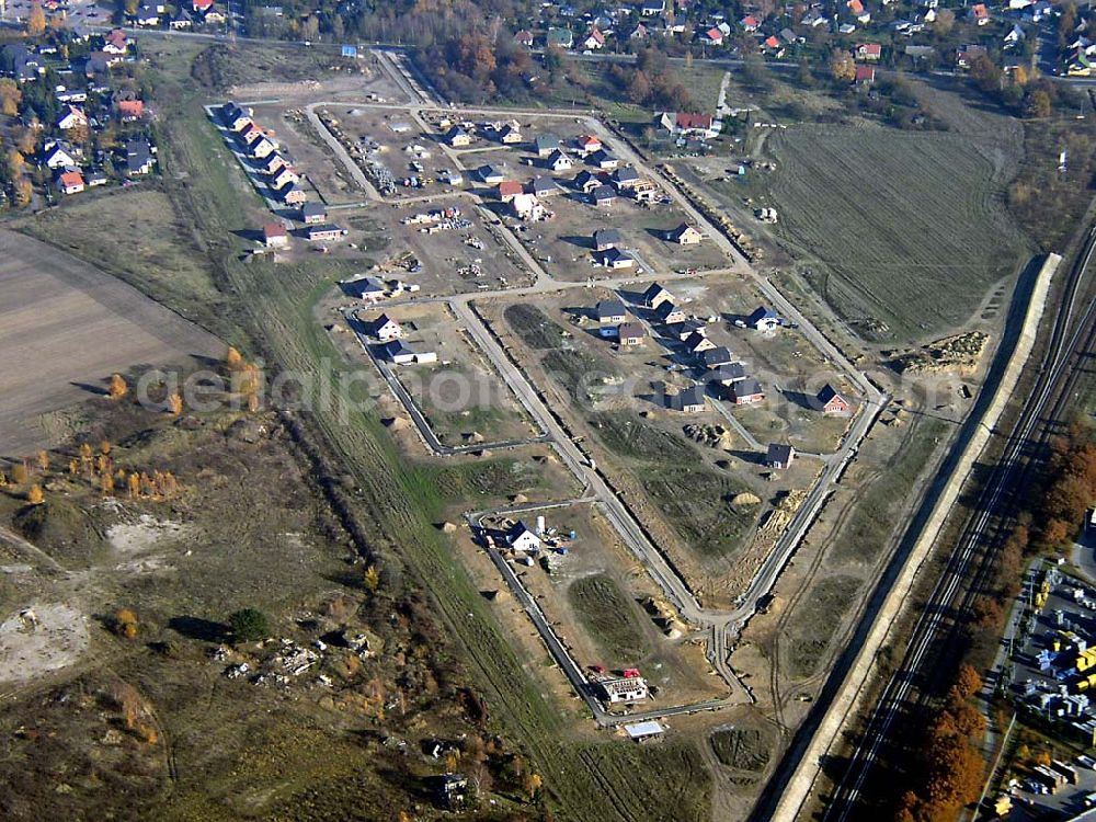 Hoppegarten / Brandenburg from the bird's eye view: Einfamilienhausneubau nördlich der S-Bahnlinie am Gewerbegebiet Hoppegarten / BRB / Birkenstein Ausführende Baufirmen H+H Expan GmbH