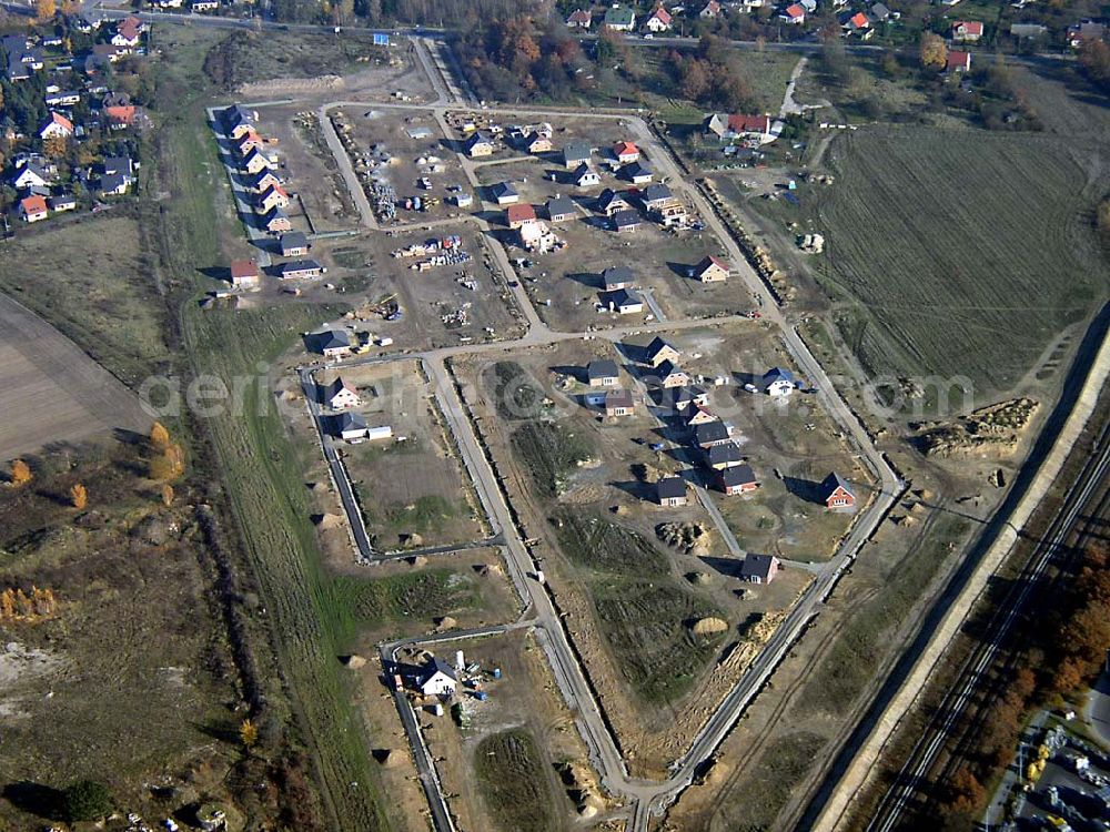 Aerial image Hoppegarten / Brandenburg - Einfamilienhausneubau nördlich der S-Bahnlinie am Gewerbegebiet Hoppegarten / BRB / Birkenstein Ausführende Baufirmen H+H Expan GmbH