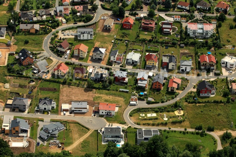 Nordhausen from the bird's eye view: At the meadow in Nordhausen in Thuringia developed in the last years a settlement with modern day houses