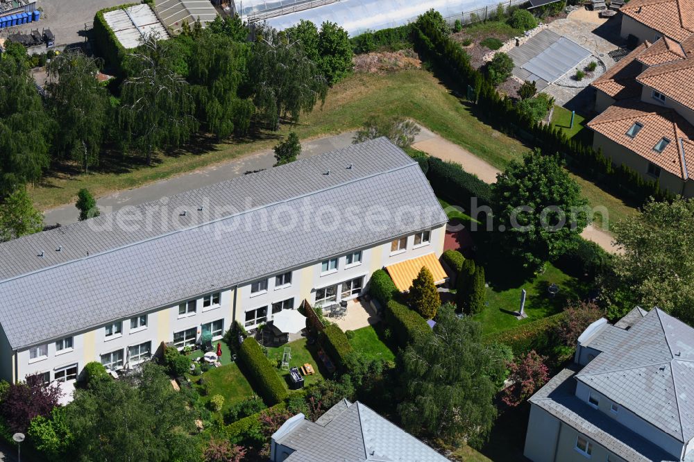 Aerial photograph Berlin - Detached house - residential area in the form of a row house settlement on street Kalvinistenweg in the district Franzoesisch Buchholz in Berlin, Germany