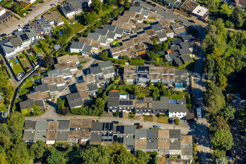 Heiligenhaus from the bird's eye view: Single-family house - residential area in the form of a semi-detached house as a terraced housing development on street Taunusweg - Spessartstrasse - Grubenstrasse in the district Unterilp in Heiligenhaus at Ruhrgebiet in the state North Rhine-Westphalia, Germany