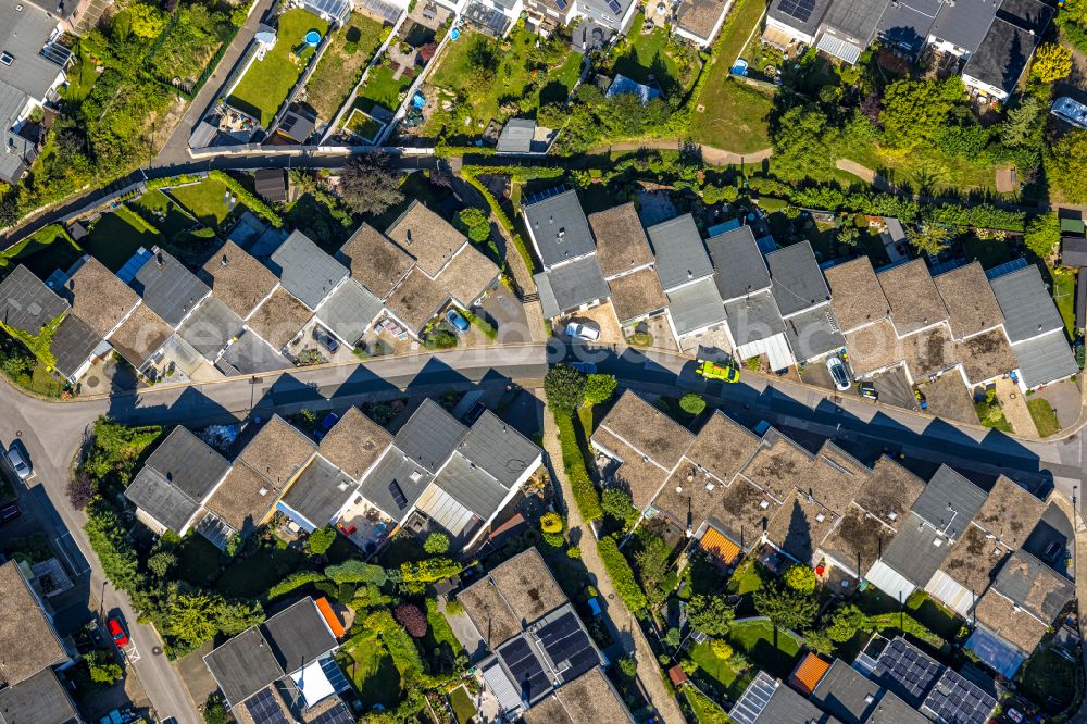 Aerial image Heiligenhaus - Single-family house - residential area in the form of a semi-detached house as a terraced housing development on street Taunusweg - Spessartstrasse - Grubenstrasse in the district Unterilp in Heiligenhaus at Ruhrgebiet in the state North Rhine-Westphalia, Germany