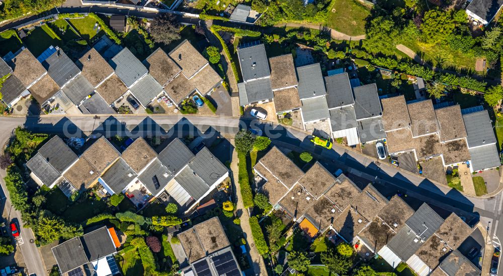 Aerial photograph Heiligenhaus - Single-family house - residential area in the form of a semi-detached house as a terraced housing development on street Taunusweg - Spessartstrasse - Grubenstrasse in the district Unterilp in Heiligenhaus at Ruhrgebiet in the state North Rhine-Westphalia, Germany