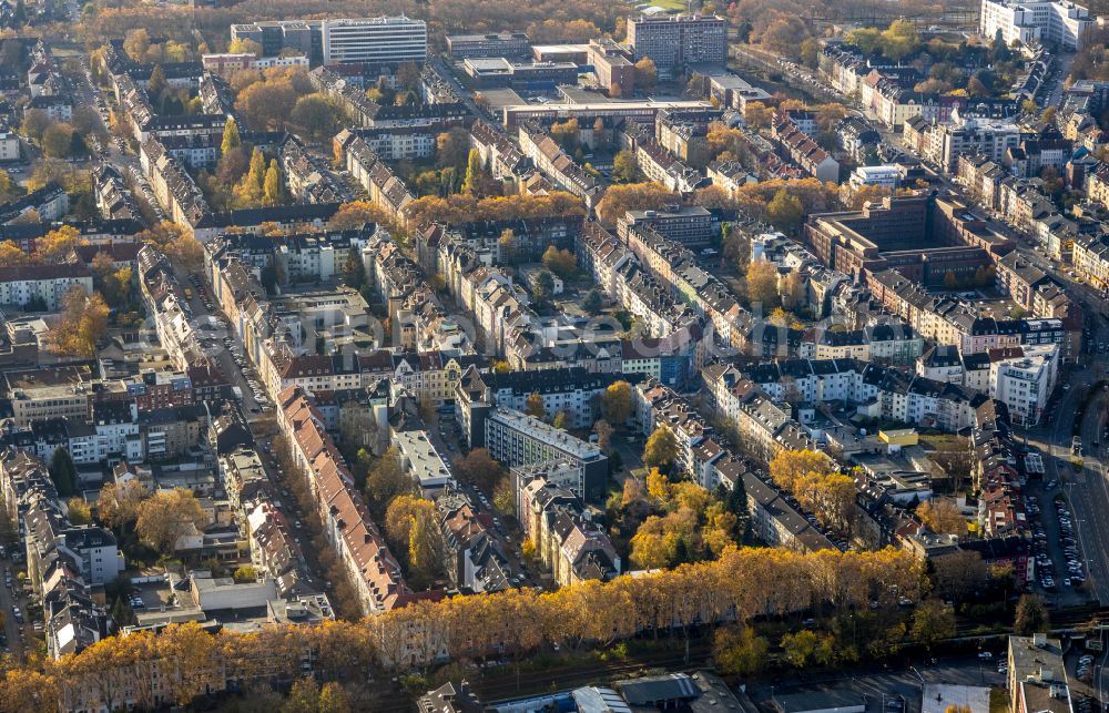 Ruhrallee West from the bird's eye view: Detached house - residential area in the form of a row house settlement in Ruhrallee West in the state North Rhine-Westphalia, Germany