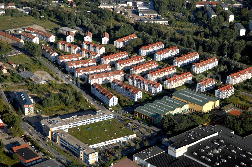 Bernau from the bird's eye view: Einfamilienhäuser mit dem Einkausfcenter Forum und das Sport Forum. Adresse Sport Forum: Fitness & Wellness & Gesundheit GmbH i.G., An der Tränke 30, 16321 Bernau; Tel.: 03338/ 60555; Adresse: Einkaufscenter Forum, An der Tränke 10, 16321 Bernau; Tel.: 03338/ 702310.