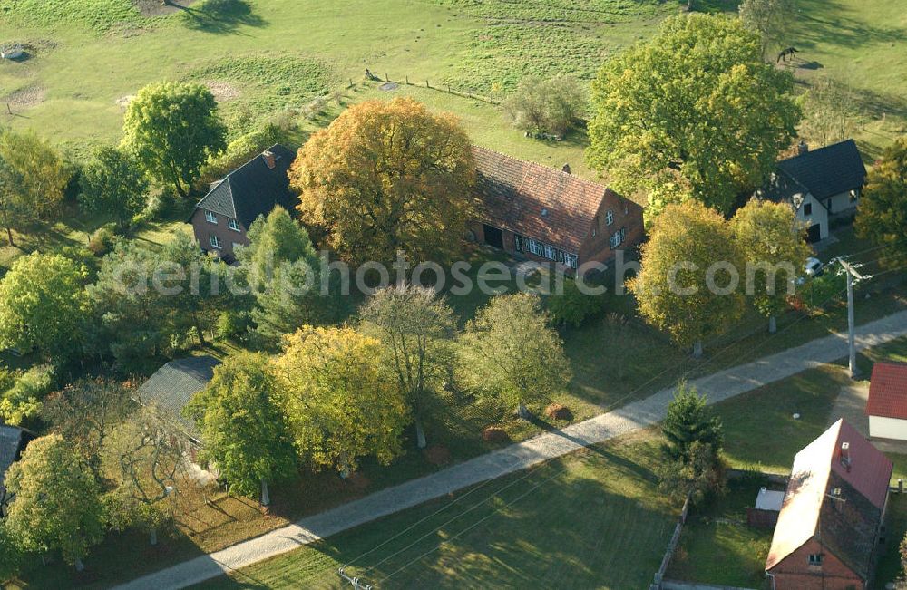 Aerial photograph Nausdorf / Lenzen - Blick auf Einfamilienhäuser / Einfamilienhaus im Ortsteil Nausdorf der Gemeinde Lenzen im Landkreis Prignitz in Brandenburg. Kontakt: Amt Lenzen Elbtalaue der Amtsdirektor, Kellerstr. 4, 19309 Lenzen/Elbe, Tel. 038792 988-0, mail@amtlenzen.de