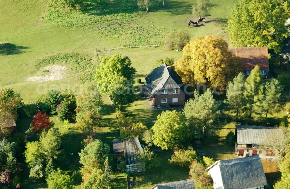 Nausdorf / Lenzen from above - Blick auf Einfamilienhäuser / Einfamilienhaus im Ortsteil Nausdorf der Gemeinde Lenzen im Landkreis Prignitz in Brandenburg. Kontakt: Amt Lenzen Elbtalaue der Amtsdirektor, Kellerstr. 4, 19309 Lenzen/Elbe, Tel. 038792 988-0, mail@amtlenzen.de