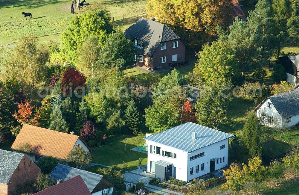 Nausdorf / Lenzen from the bird's eye view: Blick auf Einfamilienhäuser / Einfamilienhaus im Ortsteil Nausdorf der Gemeinde Lenzen im Landkreis Prignitz in Brandenburg. Kontakt: Amt Lenzen Elbtalaue der Amtsdirektor, Kellerstr. 4, 19309 Lenzen/Elbe, Tel. 038792 988-0, mail@amtlenzen.de