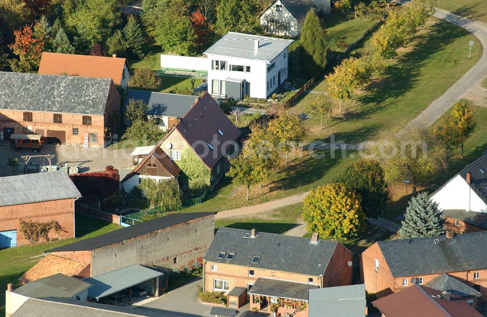 Aerial image Nausdorf / Lenzen - Blick auf Einfamilienhäuser / Einfamilienhaus im Ortsteil Nausdorf der Gemeinde Lenzen im Landkreis Prignitz in Brandenburg. Kontakt: Amt Lenzen Elbtalaue der Amtsdirektor, Kellerstr. 4, 19309 Lenzen/Elbe, Tel. 038792 988-0, mail@amtlenzen.de