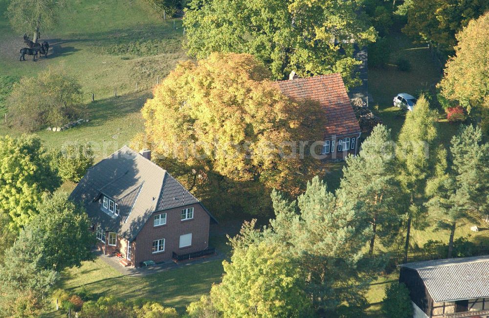 Nausdorf / Lenzen from above - Blick auf Einfamilienhäuser / Einfamilienhaus im Ortsteil Nausdorf der Gemeinde Lenzen im Landkreis Prignitz in Brandenburg. Kontakt: Amt Lenzen Elbtalaue der Amtsdirektor, Kellerstr. 4, 19309 Lenzen/Elbe, Tel. 038792 988-0, mail@amtlenzen.de