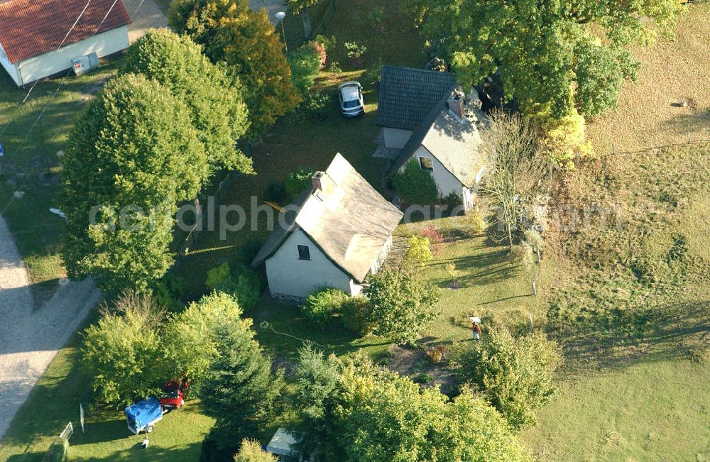 Nausdorf / Lenzen from the bird's eye view: Blick auf Einfamilienhäuser / Einfamilienhaus im Ortsteil Nausdorf der Gemeinde Lenzen im Landkreis Prignitz in Brandenburg. Kontakt: Amt Lenzen Elbtalaue der Amtsdirektor, Kellerstr. 4, 19309 Lenzen/Elbe, Tel. 038792 988-0, mail@amtlenzen.de